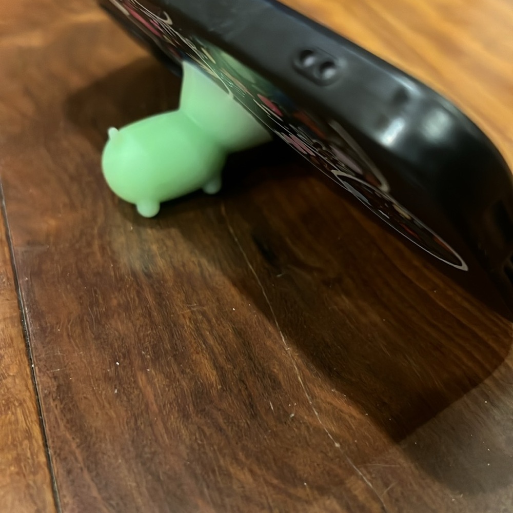 Piggy suction cup phone prop stand